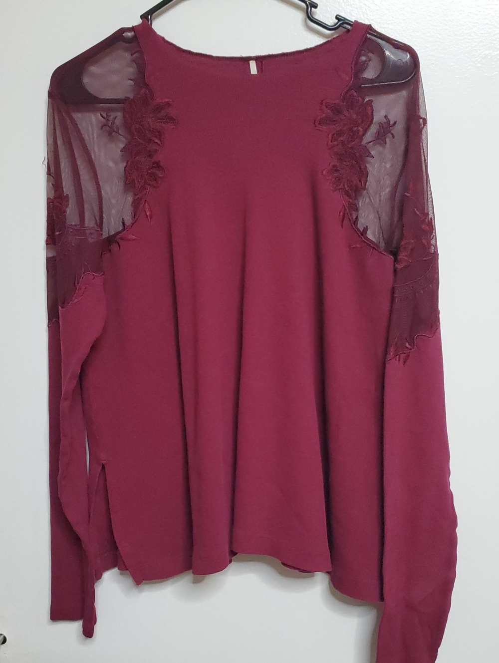 Women’s Cold-Shoulder Lace Detail Top in Burgundy